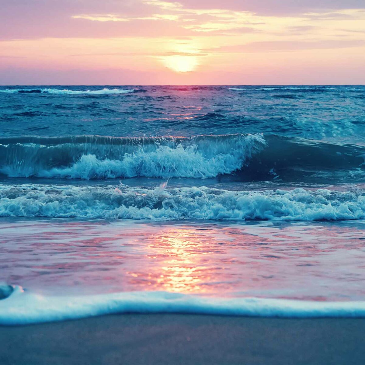 טפט ים - השמש שוקעת בים וכמעט ניתן לגעת במים
