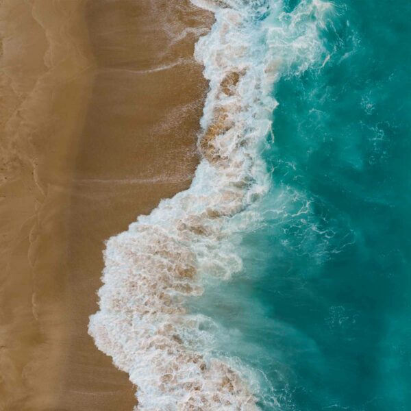 טפט ים - גלים בצבע טורקיז נשטפים אל החוף