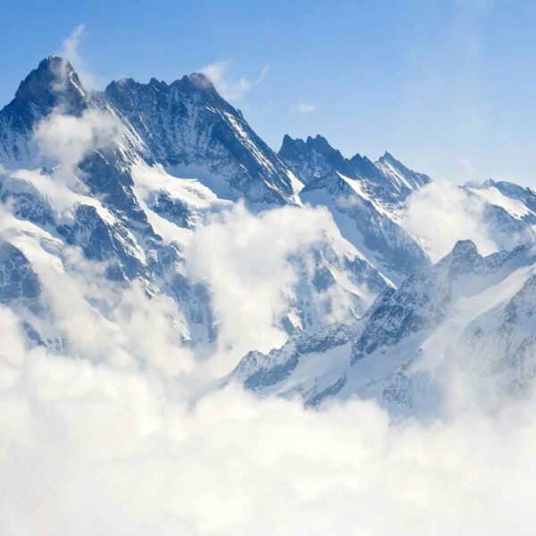 טפט טבע - הרים שנוגעים בעננים